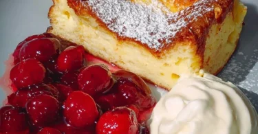 Ofenpfannkuchen aus Finnland auf einem Teller serviert