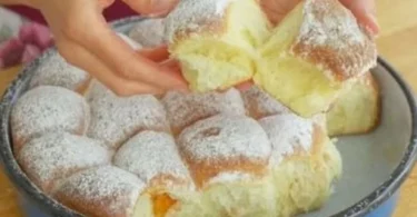 Himmlische Omas Buchteln frisch aus dem Ofen, fluffig und lecker mit Marmeladenfüllung.