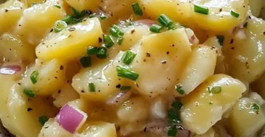 Echter Berliner Kartoffelsalat nach Omas Rezept mit frischen Zutaten