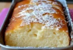 Omas Vanillepudding Kuchen mit Sahne und Schokolade dekoriert