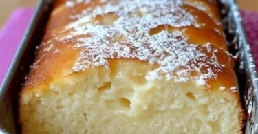 Omas Vanillepudding Kuchen mit Sahne und Schokolade dekoriert