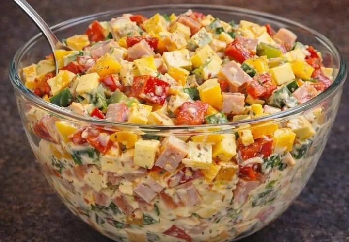 Leckerer Paprika-Gouda-Salat mit frischen Zutaten
