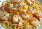 Pasta mit Shrimp-Creme-Sauce auf einem Teller serviert