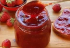 Hausgemachte perfekte Erdbeermarmelade aus frischen Erdbeeren