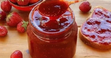 Hausgemachte perfekte Erdbeermarmelade aus frischen Erdbeeren
