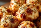 Leckere Pizza Bällchen, ideal als Snack oder Fingerfood für alle Anlässe.