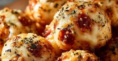Leckere Pizza Bällchen, ideal als Snack oder Fingerfood für alle Anlässe.