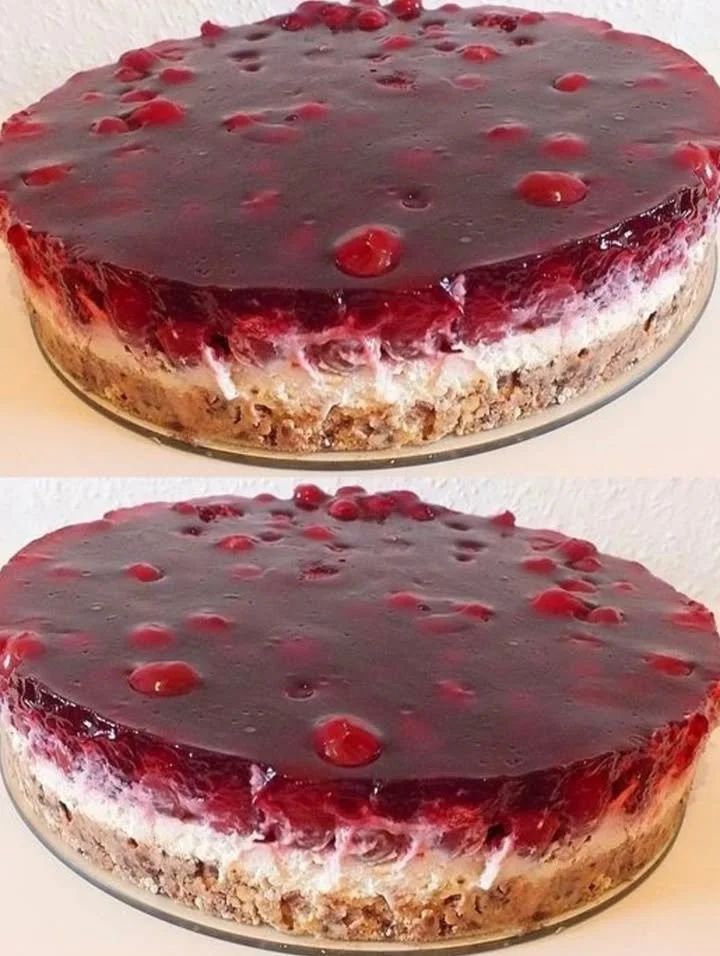 Prinzenrolle Eis mit Schokoladen- und Vanillegeschmack auf einem Teller