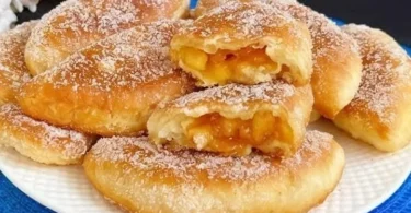 Frisch gebackene Quark Apfeltaschen mit Äpfeln und Quarkfüllung