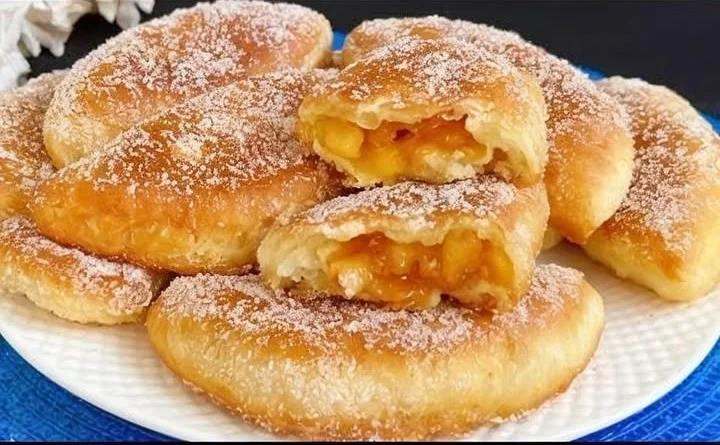Frisch gebackene Quark Apfeltaschen mit Äpfeln und Quarkfüllung