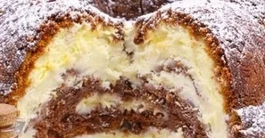 Leckere Quark Gugelhupf mit Vanillepudding auf einem Teller serviert.