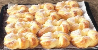 Quark-Kreationen mit Blätterteig auf einem Teller serviert.