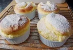 Frische Quark-Muffins auf einem Tisch dekoriert mit Früchten