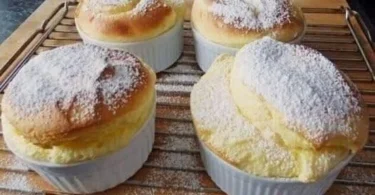 Frische Quark-Muffins auf einem Tisch dekoriert mit Früchten