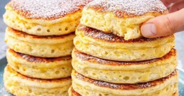 Leckere Quark Pfannkuchen ohne Mehl auf einem Teller serviert.