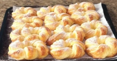Quark Puffteigtaschen frisch aus dem Ofen, gefüllt mit leckerer Füllung