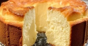 Luftiger Quark-Rührkuchen mit frischen Zutaten auf einem Teller