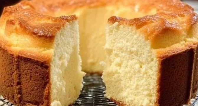 Luftiger Quark-Rührkuchen mit frischen Zutaten auf einem Teller