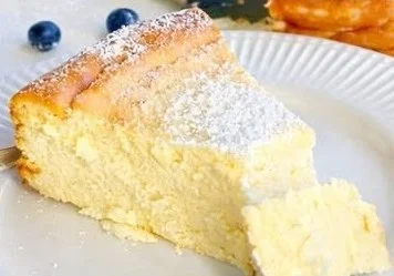 Quarkkuchen mit Vanillepudding auf einem Teller serviert