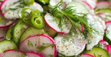 Radieschen-Gurken-Salat mit frischem Dill in einer Schüssel angerichtet