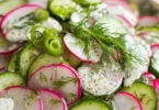 Frischer Radieschen-Gurken-Salat mit Dill in einer Schüssel