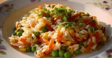 Leckeres Risotto mit Fisch in einer Schüssel serviert