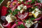 Rote Bete Salat mit Feta Käse und frischen Zutaten