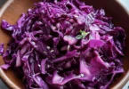 Frischer Rotkohl-Salat in einer Schüssel serviert, gesund und appetitlich.