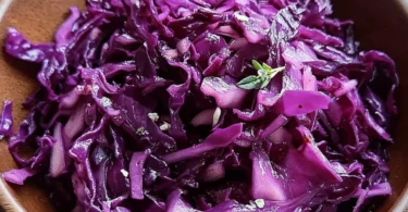 Frischer Rotkohl-Salat in einer Schüssel serviert, gesund und appetitlich.