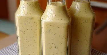 Selbstgemachtes Salatdressing für Vorrat in einem Glas