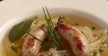 Traditionelles Rezept für Saure Zipfel, eine deutsche Delikatesse in einer Schüssel.