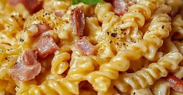 Schmand Nudeln mit Schinken auf einem Teller angerichtet