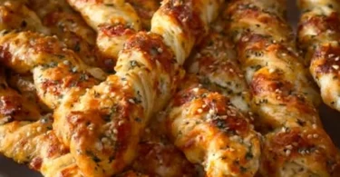 Schnelle Pizzastangen frisch aus dem Ofen, serviert auf einem Holzbrett.