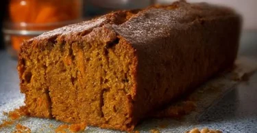 Schneller Karottenkuchen mit frischen Karotten und fluffiger Glasur