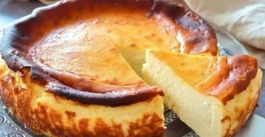 Schneller Käsekuchen ohne Boden, cremig und unkompliziert zubereitet.