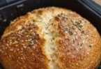 Schnelles Airfryer-Brot frisch aus der Heißluftfritteuse