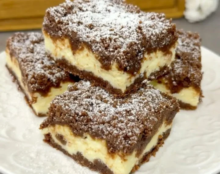 Leckeres Stück Schoko-Streuselkuchen mit Schokoladenstreuseln auf einem Teller