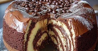 Schokoladen-Eierlikörkuchen mit cremiger Schokoladenglasur und Eierlikör-Topping