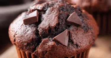 Schokoladen Muffins frisch gebacken auf einem Teller