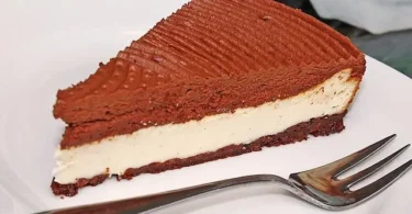 Schokoladenmousse-Cheesecake auf einem Teller serviert