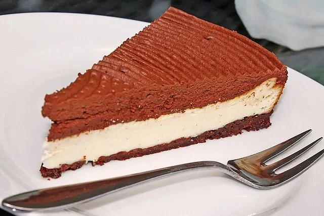 Schokoladenmousse-Cheesecake auf einem Teller serviert
