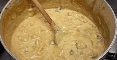 Schwarzwälder Jägersauce mit frischen Zutaten in einer Schüssel