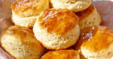 Leckere frisch gebackene Scones mit Marmelade und Sahne