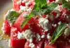 Sommerlicher Wassermelonen Feta Salat mit frischer Minze im Bild