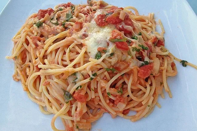 Spaghetti mit Tomaten-Kokosmilch-Sauce überbacken