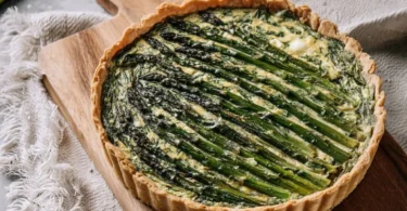 Leckere Spargel-Bärlauch-Quiche auf einem Teller