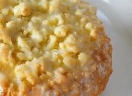 Leckere selbstgemachte Streuseltaler auf einem Holzbrett