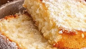 Leckerer Suchkuchen auf einem Teller, perfekt für Feiern und Kaffeepausen.