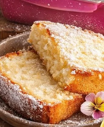 Leckerer Suchkuchen auf einem Teller, perfekt für Feiern und Kaffeepausen.