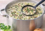 Schüssel mit köstlicher Suchtgefährdender Kohlrabi-Hackfleischsuppe